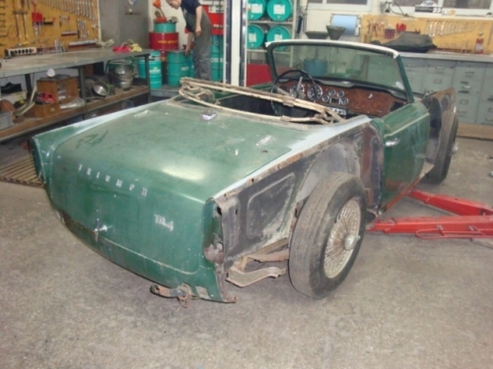 Triumph TR4 dunkelgruen 035.jpg